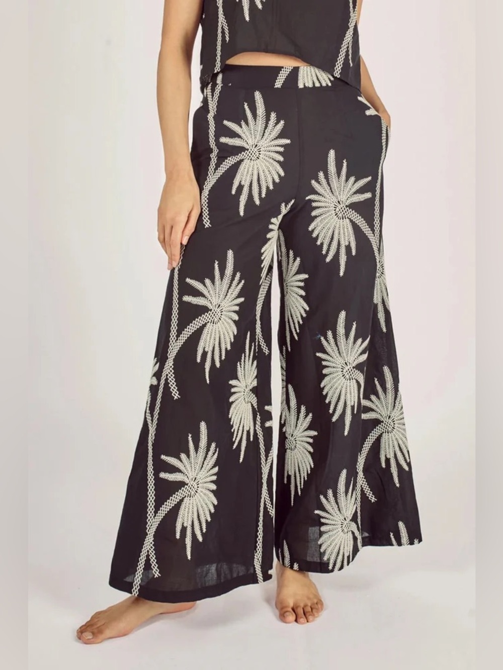 Traffic People Black Wide-Leg Palm Print Pants - Picture 4 of 9